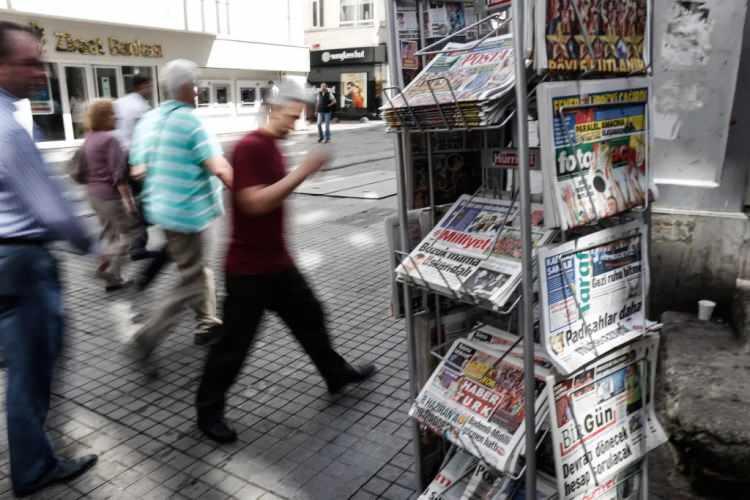<p>Gazete, dergi, radyo, televizyon ve internet medya kuruluşları, medya takip merkezleri, gazete basım matbaaları, bu yerlerde çalışanlar ile gazete dağıtıcıları</p>
<p> </p>