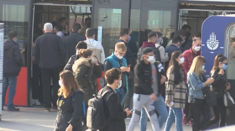 <p>Koronavirüs salgınına karşı alınan tedbirler kapsamında 17 günlük tam kapanma dün akşam saat 19.00'da başladı. Yasağın ilk gününde İstanbul'da hem trafik hem de toplu taşıma yoğunluğu oluştu. Metro İstanbul'dan yapılan açıklamada, "Hatlarımızda yaşanan yolcu yoğunluğu nedeni ile yoğun olan hatlarımızda ek seferler düzenlenmektedir" denildi.</p>

<p>​</p>
