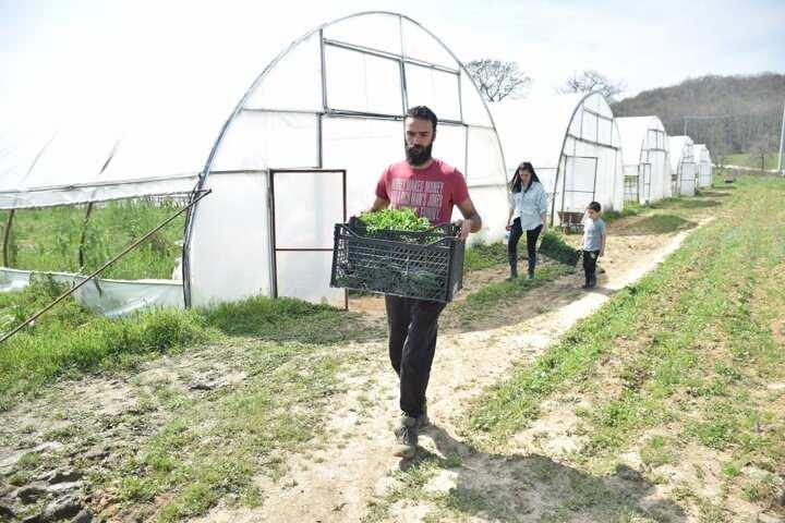 <p>Alsan, 2,5 yılda 60 ülkeden 300'ün üzerinde gönüllü çiftçiyi ağırladıklarını dile getirerek, "Eşimle gezmeyi çok seviyorduk. Buraya taşınmadan önce eşimle birçok ülkeyi gezdik. Artık hem pandeminin etkisi hem de işlerimiz nedeniyle gezemiyoruz ama şimdi bir sürü insan, başka ülkelerden buraya geliyor. Başka insanların kendi ülkelerindeki kültürlerini de deneyimlemiş oluyoruz, biz kendi kültürümüzü de onlara göstermiş oluyoruz. O anlamda güzel." diye konuştu.</p>
<p> </p>