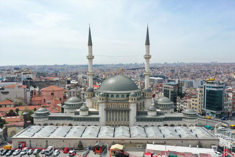 <p>Taksim'de temeli 4 yıl önce atılan ve ramazan ayının son cuma günü olan 7 Mayıs'ta ibadete açılacak camide son hazırlıklar yapılıyor.</p>

<p> </p>
