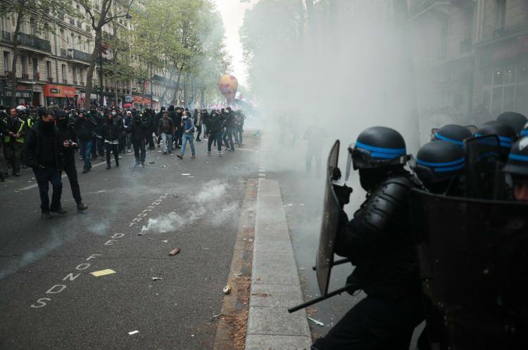 <p>Başkent Paris'te sendikaların ve sivil toplum kuruluşların çağrısıyla düzenlenen 1 Mayıs etkinlikleri çerçevesinde, Republique Meydanı'nda toplanan binlerce kişi, Nation Meydanı'na kadar yürüdü. Sarı yelekliler de bu gösteriye katıldı.</p>
