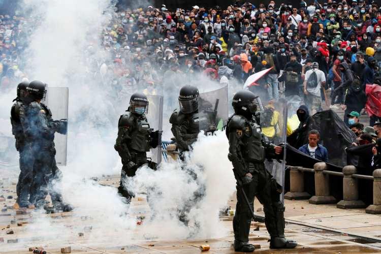 <p>Ulusal grev kararı alınan ülkede, sokaklar savaş alanına döndü.<br />
Kolombiya’da Devlet Başkanı Ivan Duque’nin açıkladığı vergi reform paketinin ardından halk sokaklara döküldü. </p>
