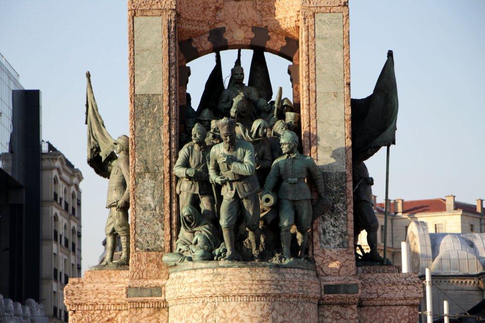 <p><strong>"45 SANDIK İÇERİSİNDE İTALYA'DAN İSTANBUL'A GETİRİLDİ"</strong></p>
<p>Yeditepe Üniversitesi Öğretim üyesi Dr. Furkan Kaya, "Taksim Cumhuriyet Anıtı'nı yapma görevi Atatürk'ün büstünü ve at üstünde tunç heykelini yapan dönemin en önemli heykeltıraşlarından Pietro Kanonika'ya verilmiştir. </p>