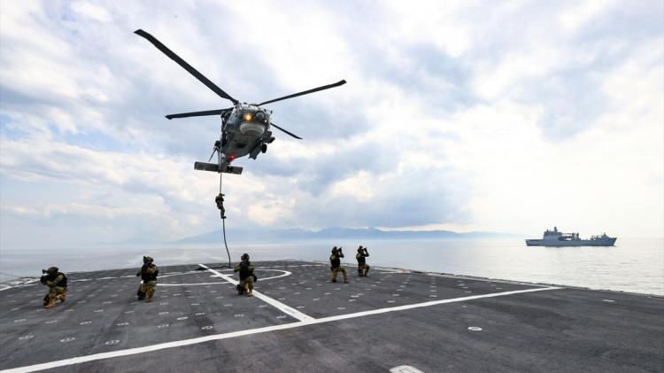 <p> Hava yoluyla gerçekleşen harekatta ise helikopterden aşağı bırakılan halattan serbest kayış ve dağ ipinden kontrollü kayış tekniklerini kullanarak geminin güvertesine inen askerler, güvertede kendilerine emniyetli bölge ve toplanma noktası belirledikten sonra geminin makine dairesini ve personelini kontrol altına alıyor.</p>
