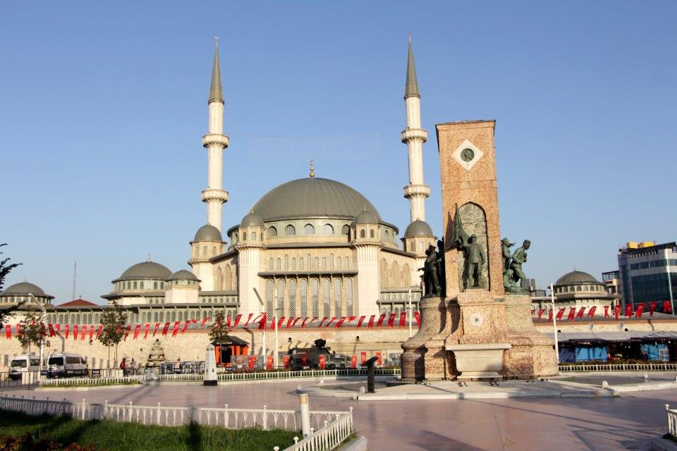 <p>İki Sovyet generalinin anıtta yer alması Türkiye'nin, Kurtuluş Savaşı'nda destek ve yardımları vesilesiyle Sovyetler Birliği'ne göstermiş olduğu önemli bir vefa örneğiydi" dedi.</p>