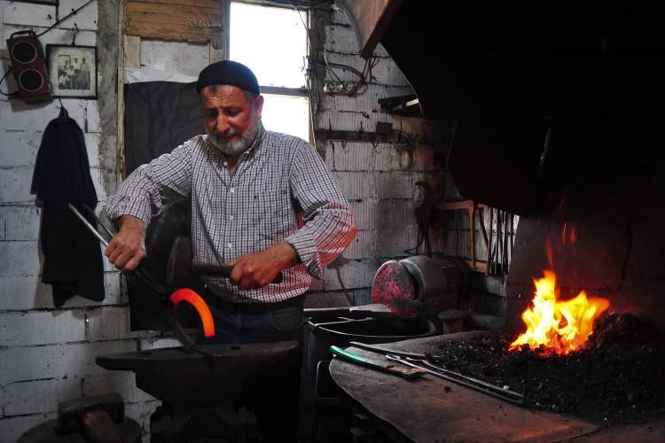 <p><strong>'NALBANTLIĞA KALSA KARNIMI DOYURAMAM'</strong></p>
<p>Işınak, artık nalbantlıktan çok nal üreterek geçimini sağladığını belirterek, "Zaten yaşlandım. Nalbantlığa kalsa karnımı doyuramam. </p>
