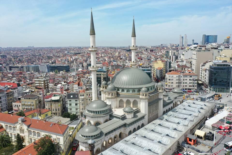 <p>2 bin 482 metrekare arsa alanına, yaklaşık 16 bin 500 metrekare de inşaat alanına sahip caminin içerisindeki boyama işlemleri tamamlanırken, namaz alanındaki ahşap duvar kaplamaları ile camlara korkuluklar takıldı.</p>

<p> </p>
