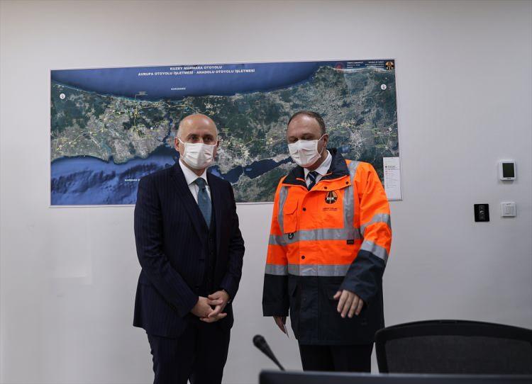 <p>"İSTANBUL'UN EN UZUN, DÜNYANIN EN GENİŞ TÜNELLERİNİ HİZMETE AÇACAĞIZ"<br />
<br />
Ulaştırma ve Altyapı Bakanı Karaismailoğlu, Hasdal-Habibler arasındaki kesimin 10 kilometre olduğunu hatırlatarak, "Bunun içinde bulunan, çift tüp kesintisiz olarak, 4.004 metrelik İstanbul'un en uzun tünelini hizmete açacağız. Bunlar, dünyanın en geniş, en konforlu tünelleri..." diye konuştu.</p>