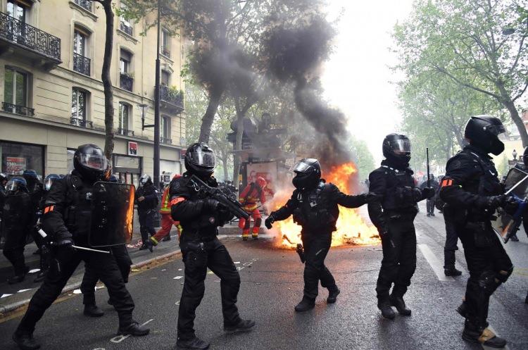 <p>Polis, çeşitli maddeler atan protestoculara biber gazı ve tazyikli suyla müdahale etti.</p>

<p> </p>
