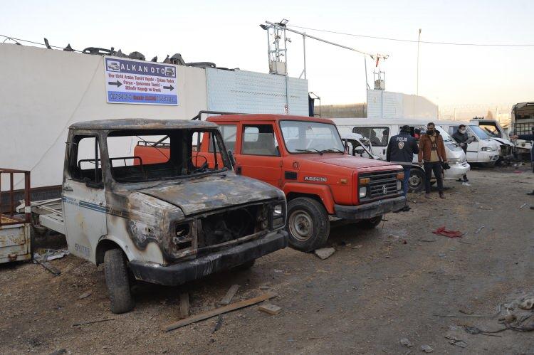 <p>Operasyon öncesi polisin, şebekeye ait oto servis ve tamirhanelere yakın iş yerlerinde kaportacı ve temizlikçi gibi çalışarak takip yaptığı belirtildi. Şebekenin, Mersin’de çaldıkları araçları 5 katlı binanın damına vinç yardımıyla çıkararak burada parçaladıkları ifade edildi.</p>

<p> </p>

<p> </p>

