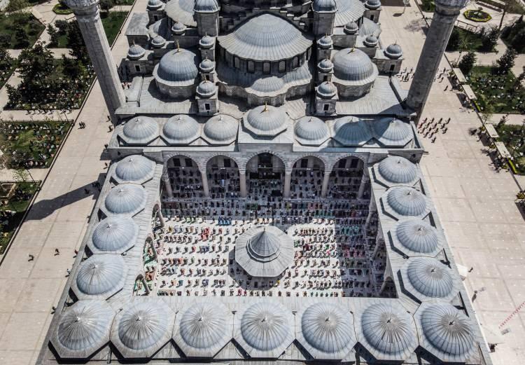 <p>Korona virüs tedbirlerine uyularak kılınan cuma namazı drone tarafından havadan görüntülendi.</p>
