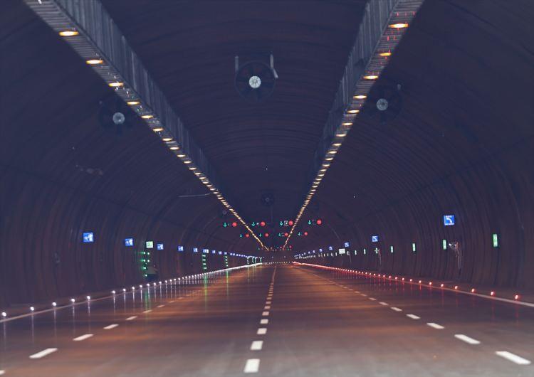 <p>Yürütülen çalışmalar ve sona yaklaşılan projeye ilişkin AA muhabirine bilgi veren Karaismailoğlu, Kuzey Marmara Otoyolu projesinin 400 kilometre uzunluğunda devasa bir çalışma olduğunu söyledi.</p>
