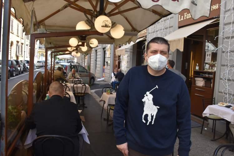 <p>YENİDEN İYİ ŞEKİLDE BAŞLAMAYI UMUYORUZ</p>
<p> </p>
<p>Tedbirlerin gevşetildiği yerlerden başkent Roma’da 6 hafta aradan sonra masa hizmetine yeniden açılan restoran, bar ve kafelerin öğlen saatlerinde dolduğu gözlendi.</p>
