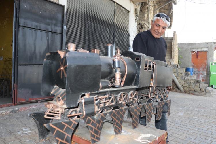 <p>Mardin'de demirci ustası Mehmet Sait Arı, gelişen teknolojiyle fabrikaların kömür kullanmaması nedeniyle seferi düzenlenmeyen yük treninin maketini yaptı.</p>
