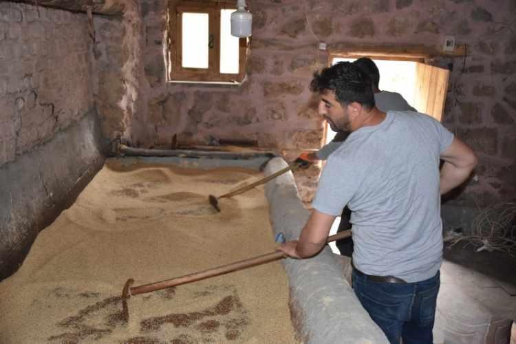 <p>Değirmen sorumlusu Murat Erdemir de zahmetli bir süreçten sonra susamları öğüttüklerini anlatarak, ürettikleri tahinin doğallığı ve lezzetiyle öne çıktığını dile getirdi.</p>

<p> </p>
