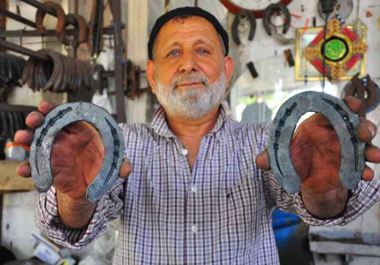 <p>Manisa'da, babasından öğrendiği nalbantlığı 55 yıldır sürdüren Mustafa Kemal Işınak (65), kaybolmaya yüz tutan mesleği ayakta tutmaya çalışıyor.</p>

<p> </p>
