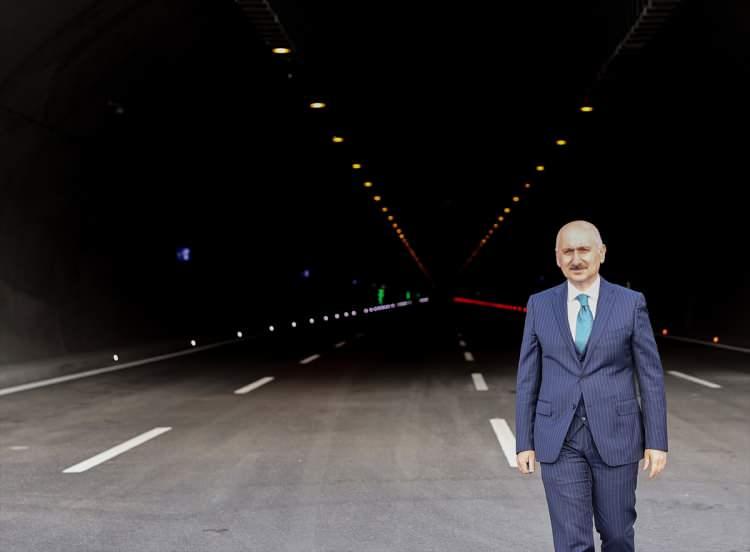 <p>Kuzey Marmara Otoyolu projesinin Kınalı'dan Akyazı'ya kadar olan 400 kilometrelik kesiminin toplam maliyetinin 8 milyar dolar olduğunu anımsatan Karaismailoğlu, 7'nci kesimin maliyetinin ise 5 milyar 200 milyon TL olduğunu bildirdi.<br />
<br />
Karaismailoğlu, "Projenin tamamlanmasıyla yakıttan, zamandan ve egzoz emisyonu azalımından sağlayacağımız tasarruf da yıllık 357 milyon TL olacak." ifadesini kullandı.</p>