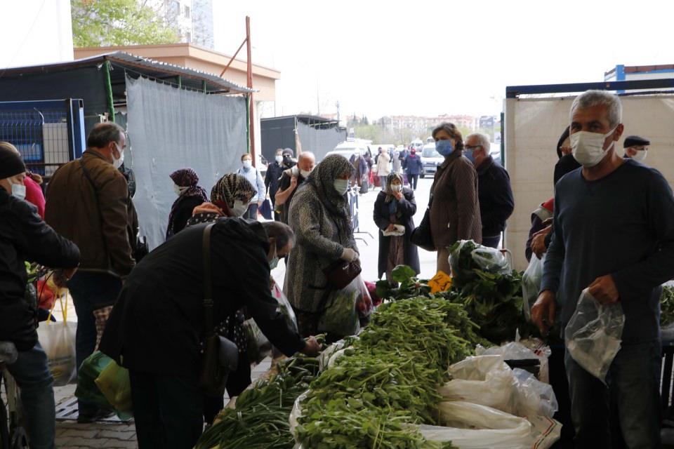 <p>Ancak tam kapanma kararı nedeniyle uygulanmadı. Vatandaşların tam kapanma öncesi, ihtiyaçlarını karşılayabilmesi için bugün ve perşembe günü kurulacak olan pazara kısıtlama olmadan girmesine izin verildi.</p>

<p> </p>
