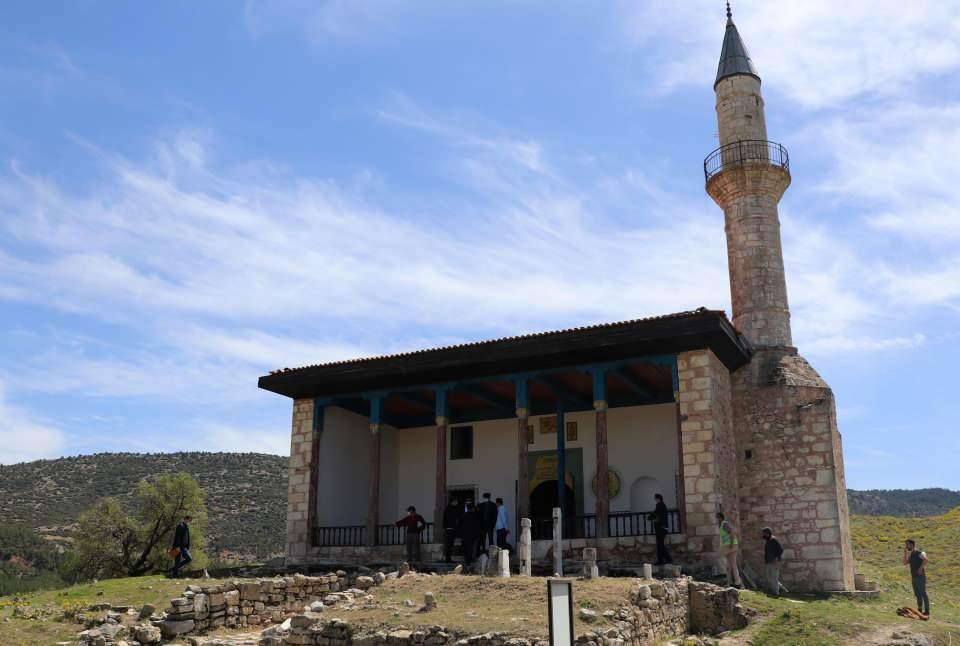 <p> Tabae Antik Kenti'nde süren kazı çalışmaları ve güvenlik nedeniyle 2013'ten bu yana ibadete kapalı olan cami, ilçe halkının talebi üzerine Denizli Valiliği, Kale Kaymakamlığı ve Kale Belediyesi'nin de desteğiyle Covid-19 tedbirleri kapsamında tekrar ibadete açıldı. </p>
