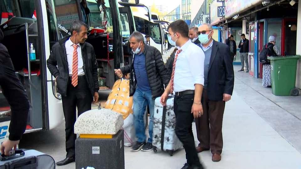 <p>Kapanma kararının ardından İstanbul'da otogarda yoğunluk başladı, bilet sistemleri kilitlendi.</p>
