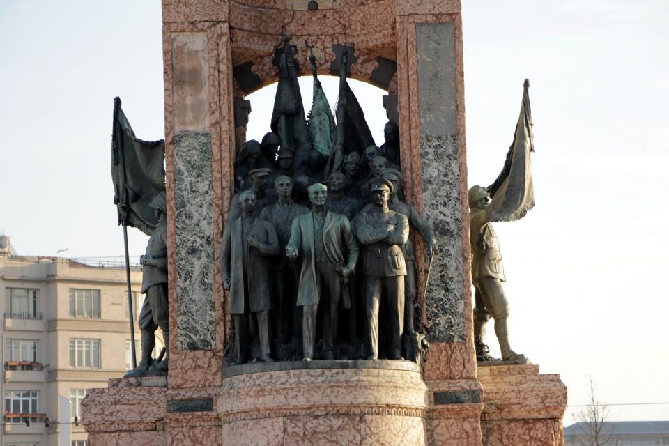 <p>Türkiye'nin modern çehresini yansıtan tarafta Mustafa Kemal Atatürk'ün hemen sağında İsmet İnönü, solunda Fevzi Çakmak, arkasında ise Türk milletiyle beraber milli mücadele de Türkiye'nin yanında yer alan Sovyetler Birliği'nin iki önemli generalinin yer aldığı görülmektedir. </p>
