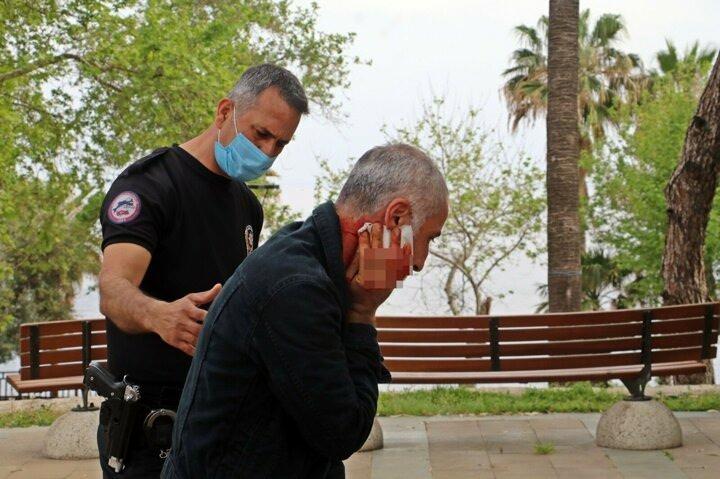 <p>Kimliğini vermeyip üzerini aratmayan kişi, ardından üzerinden çıkardığı neşterle bir anda boğazını kesti.</p>
<p> </p>