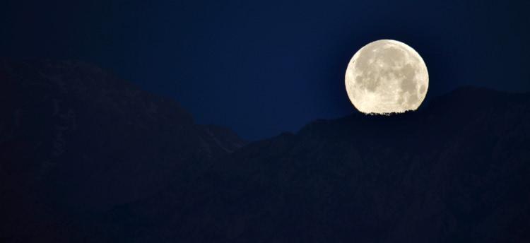 <p><strong>SÜPER AY NEDİR?</strong></p>

<p>Süper Ay, Dünya'nın tek doğal uydusu olan Ay'ın yerberi konumunda görülmesi olayıdır. Süper Ay sırasında Ay, normalden yüzde 7 daha büyük ve yüzde 15 daha parlak görünür. Amerikan Havacılık ve Uzay İdaresi (NASA), Süper Ay'ın oluşmasının sebebini, Ay'ın Dünya etrafındaki yörüngesinin tam bir yuvarlak olmaması olarak açıklıyor. </p>
