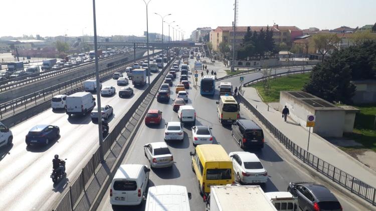 <p>Koronavirüs ile mücadele kapsamında dün 19.00'da başlayan tam kapanma 17 Mayıs saat 05.00'e kadar sürecek. Kapanmanın ilk gününde ise Avcılar ve Küçükçekmece'de D-100'de yoğun trafik yaşanıyor. Hem İstanbul hem Edirne istikametine polis ekipleri tarafından kurulan denetim noktalarından geçen sürücüler, trafiği kilitlemiş durumda.</p>

<p>​</p>
