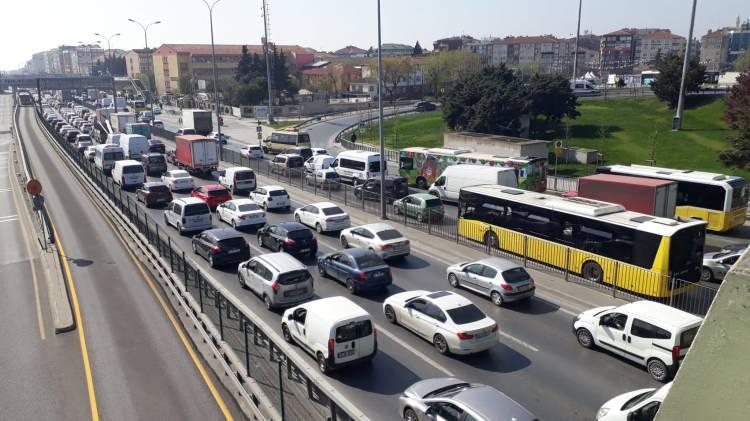 <p><strong>TRAFİKTEN GERİ GERİ KAÇTILAR</strong></p>

<p>Yoğunluktan kaçmak isteyen bazı sürücüler ise trafiği tehlikeye attı. Trafiğe girmek istemeyen sürücüler, araçlarıyla geri geri gelerek daha akıcı olan yan yola girdi. Sürücülerin tehlikeli kaçışı kameraya yansıdı.</p>
