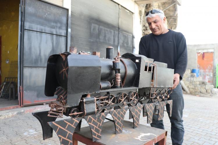 <p>Kente 1918 yılında inşa edilen Nusaybin-Bağdat demir yolu ağına dahil olan ve fabrikalar için kömür taşınan Mardin- Şenyurt yük treni, 20 yıldır kente gelmiyor. </p>
