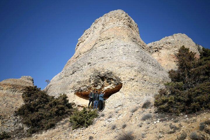 <p>Ak, çevrede yaptıkları incelemede kayalıkların alt kısmında yer alan mağara şeklindeki oyukta farklı tür ve şekillerde kaya fosillerini de gördüklerine değinerek, mağaranın duvarlarının adeta deniz altındaki bir kaya oluşumunu andırdığını belirtti.</p>
