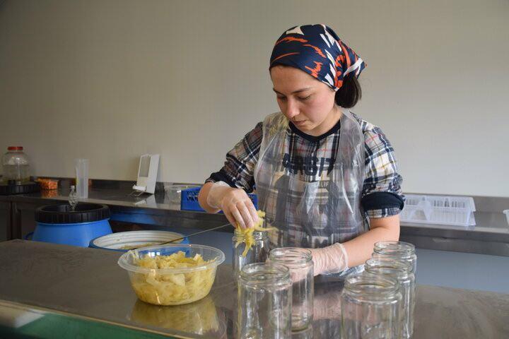 <p>Konaklama bölümüyle kendisinin ilgilendiğini ve 4-5 kişilik grupları ağırladıklarını aktaran Alsan, sözlerini şöyle sürdürdü: "Bu araziler, atıl duruyordu. Burak'ın da 'Kendimize organik gıda yapalım.' diye bir hayali vardı. Bu kadar büyük üretim yapabileceğimizi hiç düşünmemiştik. Biraz kervanı yolda düzdük gibi oldu. Ufak bir bahçemiz olsun derken işler büyüdü, seralar oldu. İnternet satışları oldu, eko turizm oldu. Bu şekilde büyüdük. Salgın döneminde taleplerimiz çok arttı. Gerek buraya gelmek isteyenler gerek buradan ürün almak isteyenler arttı."</p>
<p> </p>