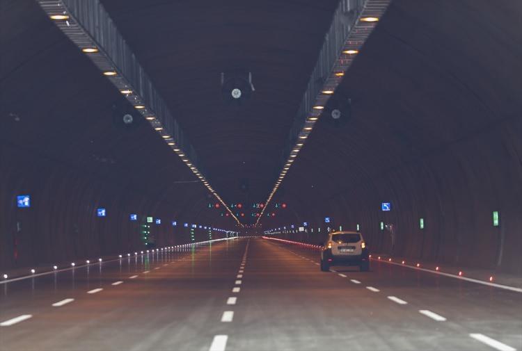 <p>Ulaştırma ve Altyapı Bakanı Adil Karaismailoğlu, Kuzey Marmara Otoyolu 7'nci kesimi Habibler-Hasdal şantiye alanında tamamlanan çalışmaları yerinde inceledi.</p>