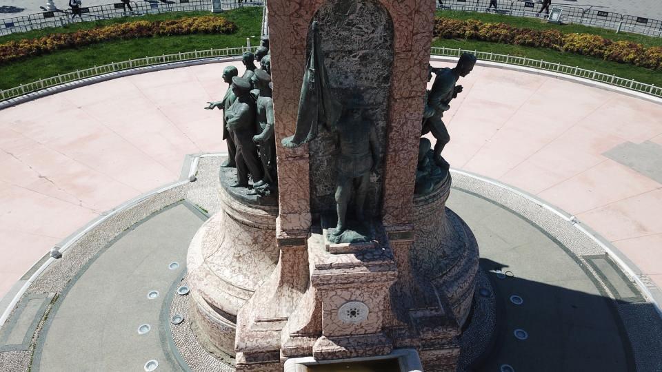 <p><strong>FOTOĞRAF ÇEKENLER FARK ETMİYOR </strong></p>
<p>Anıtın bulunduğu Taksim Meydanı'ndan her gün binlerce insan geçiyor. Ancak anıtın fotoğrafını çekenler bile direğin olmadığını fark etmiyor.</p>