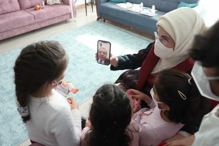 <p>Çocuklar da Emine Erdoğan'a yazdıkları şiirleri okudu, yaptıkları resimleri gösterdi.</p>
