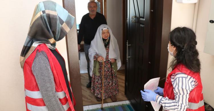 <p>Zorunlu kamu hizmetlerinin sürdürülmesi için gerekli kamu kurum ve kuruluşları ile işletmeler (Havalimanları, limanlar, sınır kapıları, gümrükler, karayolları, huzurevleri, yaşlı bakım evleri, rehabilitasyon merkezleri, PTT vb.), buralarda çalışanlar ile ibadethanelerdeki din görevlileri, Acil Çağrı Merkezleri, Vefa Sosyal Destek Birimleri, İl/İlçe Salgın Denetim Merkezleri, Göç İdaresi, Kızılay, AFAD ve afet kapsamındaki faaliyetlerde görevli olanlar ve gönüllü olarak görev verilenler, cemevlerinin dede ve görevlileri</p>
<p> </p>
