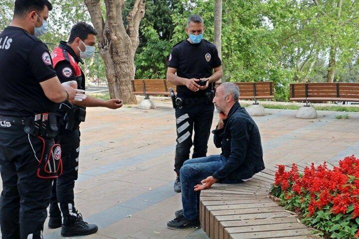 <p>Bu sırada gazetecilerin kendisini görüntülediğini fark eden Kerem A., "Kanallara çıksın da insanlar iyi tanısın beni" dedi. Kerem A., "Neden kendini kestin?" sorusuna ise, "Hayatla çok barışık değilim, kendime de küsmüşüm" yanıtını verdi. </p>
<p> </p>
