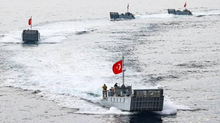 <p> Anadolu Ajansı ekibi, Deniz Kuvvetleri Komutanlığının İzmir`in Foça ilçesinde konuşlu Amfibi Deniz Piyade Tugayı`nda amfibi timlerinin denizdeki eğitimlerini görüntüledi.</p>
