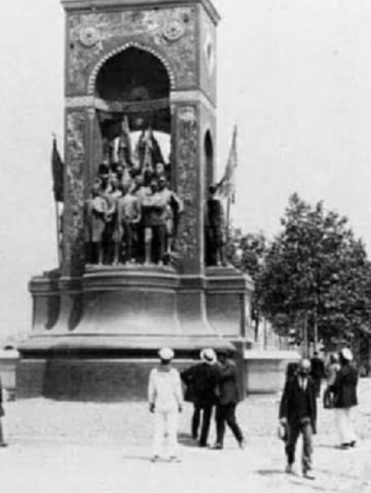 <p>Taksim Meydanı'ndaki Cumhuriyet Anıtı halkın maddi yardımlarıyla tunç ve betondan yapılarak 1928 yılında bugünkü yerine yerleştirildi. İstanbul'un simgelerinden birisi olan Atatürk ve silah arkadaşlarının yer aldığı, milli mücadele ve Türkiye'nin modern yüzünü simgeleyen heykelde ayrıca 2 sancaktar bulunuyor.</p>