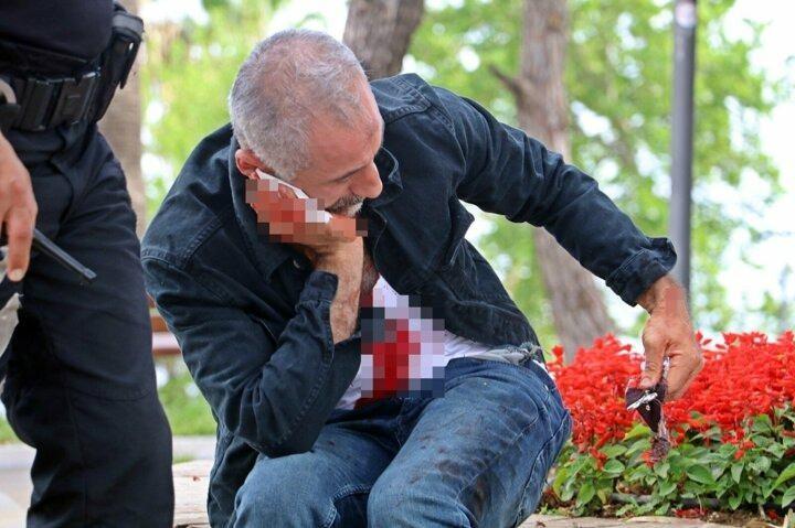 <p>Edinilen bilgiye göre, devriye gezen yunus timleri, parktaki banklara oturan şüphelendikleri bir kişinin kimliğini sorgulamak ve üzerini aramak istedi.</p>
<p> </p>