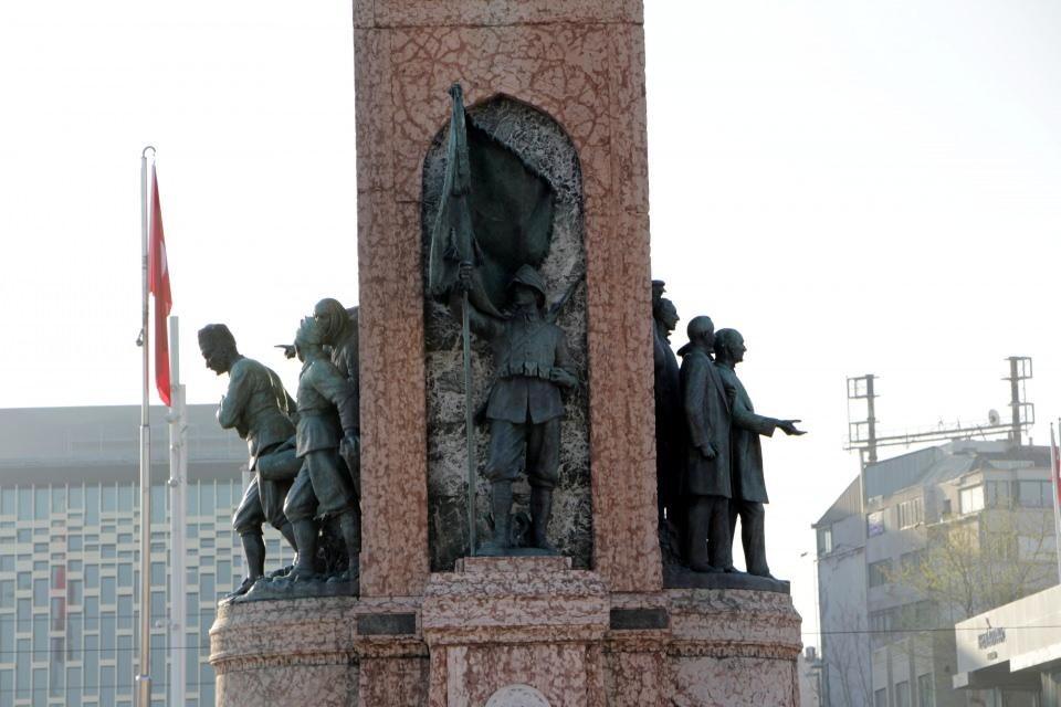 <p>Beyoğlu'nda yaşayan Mehmet Burak ise, "Hiç fark etmedim. Geçen de geldim var mıydı, yok muydu bilmiyorum. Ben Sadri Alışık Sokak'ta oturuyorum Beyoğlu'nda geliyorum buraya arası yaşlı olduğum için hava alıyorum. Her zaman buradayım vallahi fark etmedim" diye konuştu.</p>
<p> </p>
