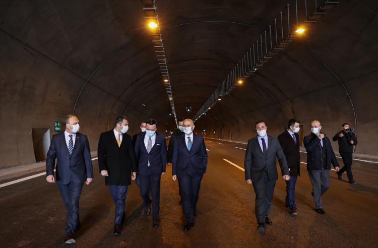 <p>Türkiye'nin her noktasında bu gibi değerli projeleri yapıp hizmete sunduklarını ifade eden Karaismailoğlu, bu tarz projelerle ülkeye katkı sunmaya devam edeceklerini söyledi.<br />
<br />
</p>