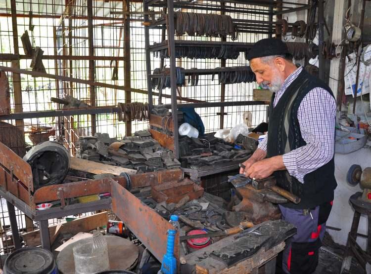 <p>Babamdan nal yapmayı öğrendim. Manisa'nın en güzel nalbant dükkanında nalbantlık mesleğini ise Arif ustadan öğrendim. Mesleğimiz kayboldu desek yeridir. Haftada gelirse 1-2 ata nal çakıyoruz. </p>
