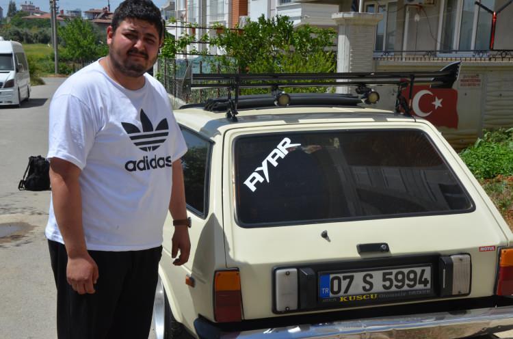 <p>Antalya'da kız arkadaşına sürpriz evlilik teklifi için arkadaşlarıyla birlikte organizasyon yapan otomobil tutkunu İsmail Göksu, 18 Ocak akşamı Çandır Şehit Öğretmen Mustafa Saadettin Küçük Ortaokulu bahçesine geldi. </p>
