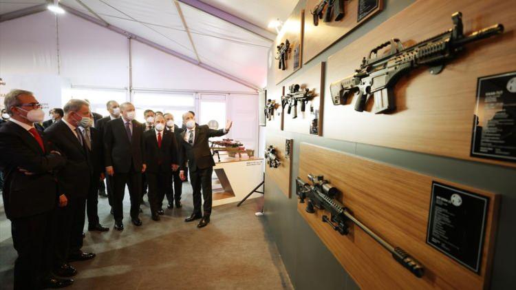 <p>"Yeni nesil elektrikli sistemle çalışan elektrikli zırhlı muharebe aracını kamuoyuna tanıtıyoruz. Bu tesisimizle Türkiye, dünyada sayılı ülkelerin sahip olduğu patlayıcıları üretme imkanına kavuşuyor. Son dönemde yaşadığımız hadiseler ve maruz kaldığımız gizli/açık ambargolar bu ürünlerin ülkemizde üretilmesini gerektirmiştir. MKEK hemen kolları sıvadı, 1 yıl gibi kısa bir sürede tamamen yerli imkanlarla bu tesis kuruldu."</p>
<p> </p>