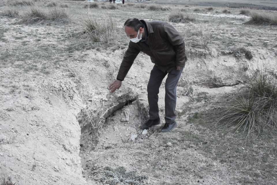 <p> Bunlar irili-ufaklı  ve genellikle birkaç metre çapında. Aralarında 10, 15 hatta 30 metre çaplarda ve değişken derinliklerde 100'ün üzerinde obruk var. </p>
