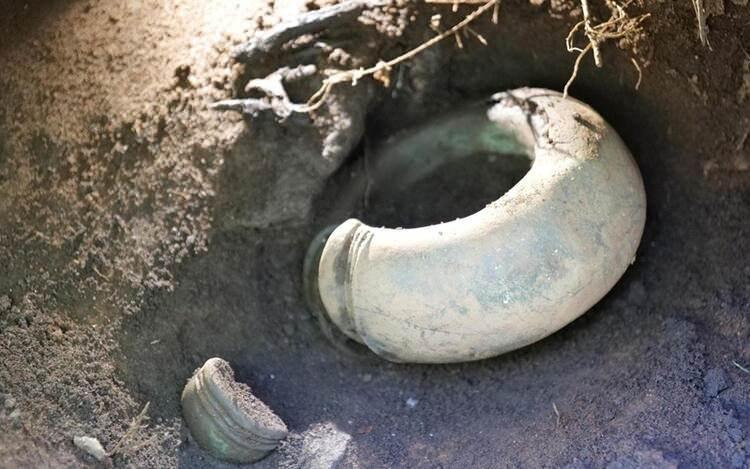 <p>İsveç'in batısındaki bir ormanda 2 bin 500 yıllık olduğu tahmin edilen Bronz Çağı'na ait define tesadüfen bulundu. Definenin içerisinde kolyeler, bilezikler ve giysi iğneleri gibi yaklaşık 50 parça var.</p>

<p> </p>
