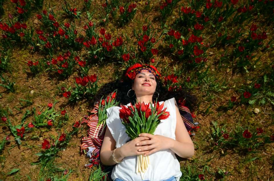 <p>Türkiye’nin en büyük ovalarından Muş Ovası, açan laleler nedeniyle kırmızıya büründü. 15 günlük ömürleri olan laleler, seyrine doyumsuz görüntüler oluşturdu. Soğanlarının toplanması ve taşınması yasak olan laleler, ziyaretçilerini ağırlamaya başladı. Doğasever ve fotoğraf sanatçıları, karlı dağların manzarası eşliğinde lalelerin fotoğraflarını çekerek anı ölümsüzleştiriyor. Aileleriyle birlikte gelen çocuklar ise laleler arasında koşmanın mutluluğunu yaşadı.</p>

<p> </p>
