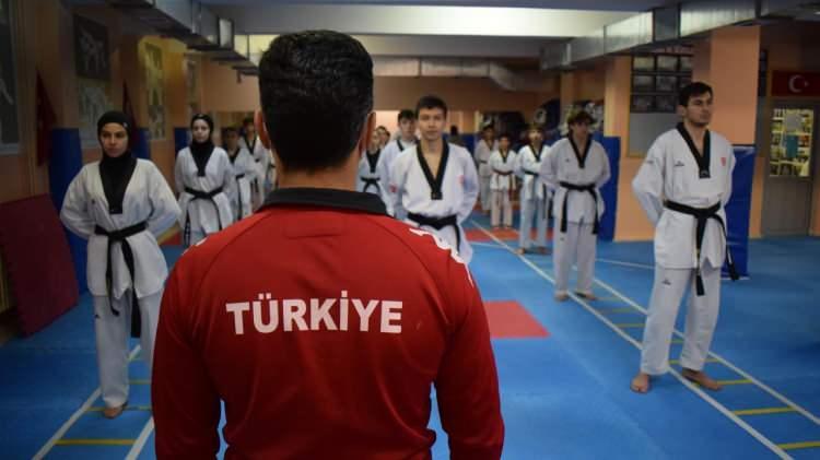 <p>Yurt içi ve yurt dışı müsabaka ve kamplara katılacak olan milli sporcular ile seyircisiz oynanabilecek profesyonel spor müsabakalarındaki sporcu, yönetici ve diğer görevliler</p>
