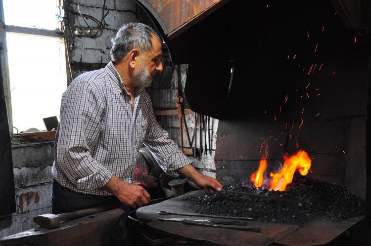<p> Dükkanımı bağ evi gibi kullanıyorum. Sağlığım olduğu müddetçe de nal üretip satmayı düşünüyorum" dedi.</p>